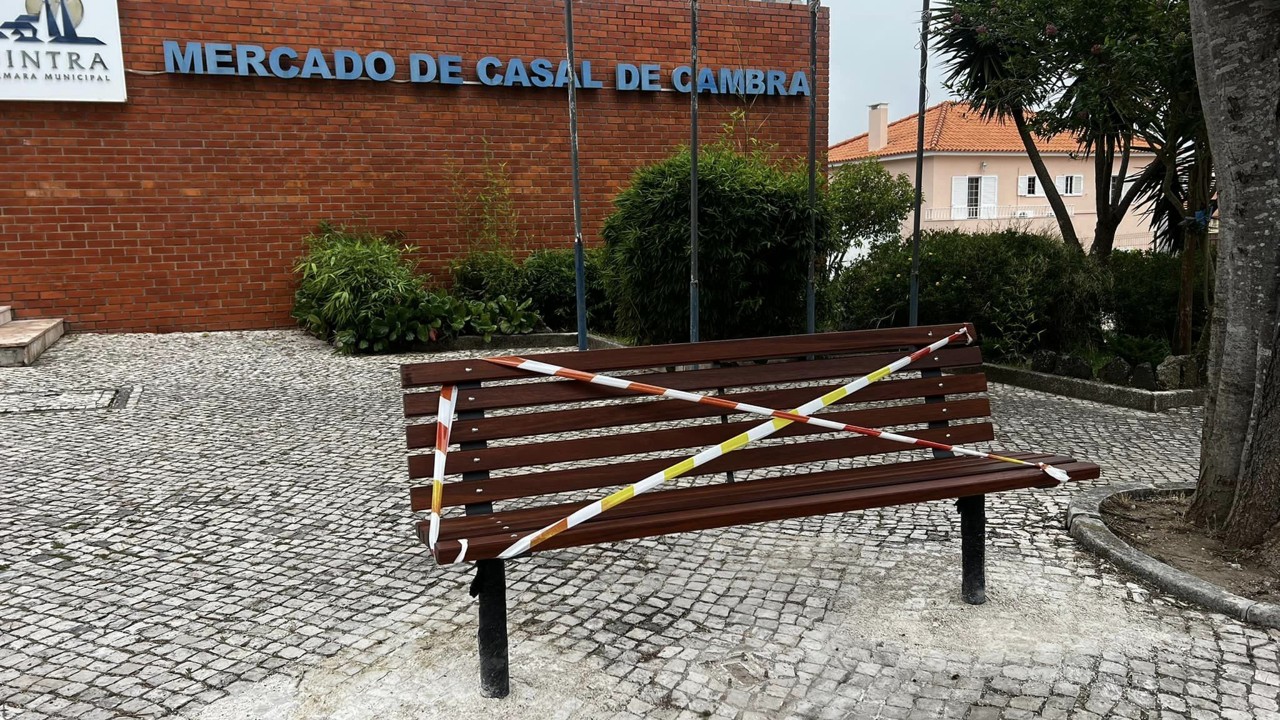 Substituição do banco de jardim junto ao Mercado Municipal