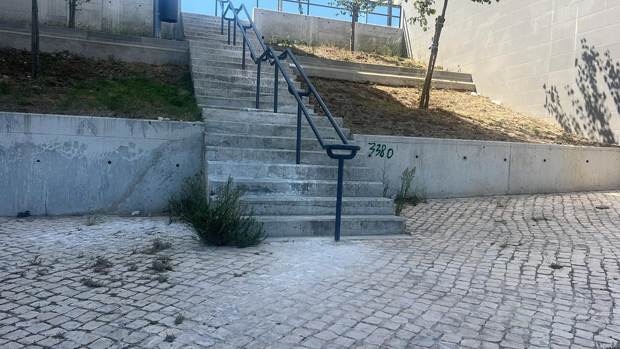 Colocação de corrimão na escadaria da Rua Gil Eanes