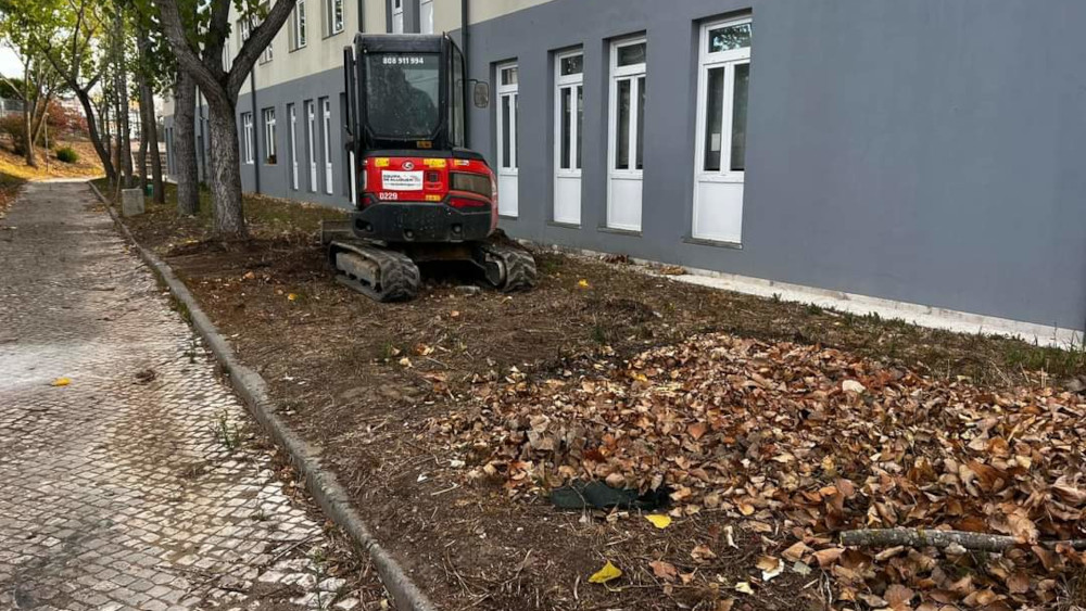 Terraplanar as zonas ajardinadas na escola Professor Agostinho da Silva