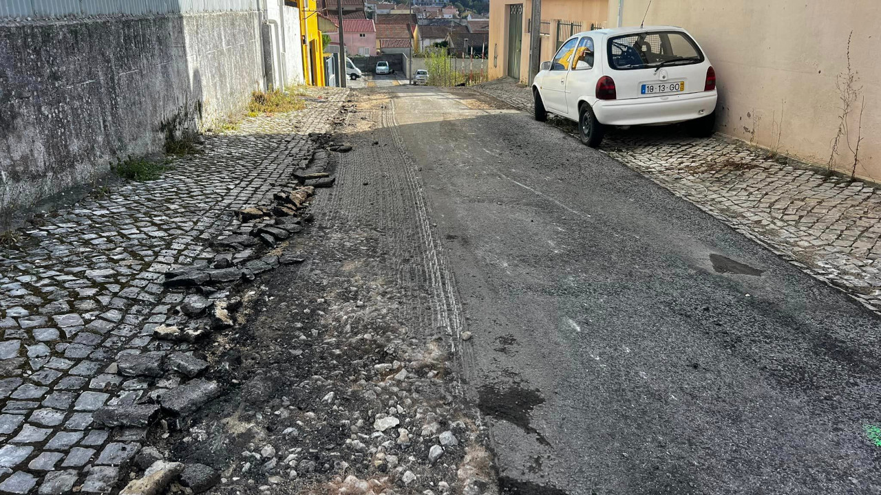 Início da pavimentação da rua de Trancoso